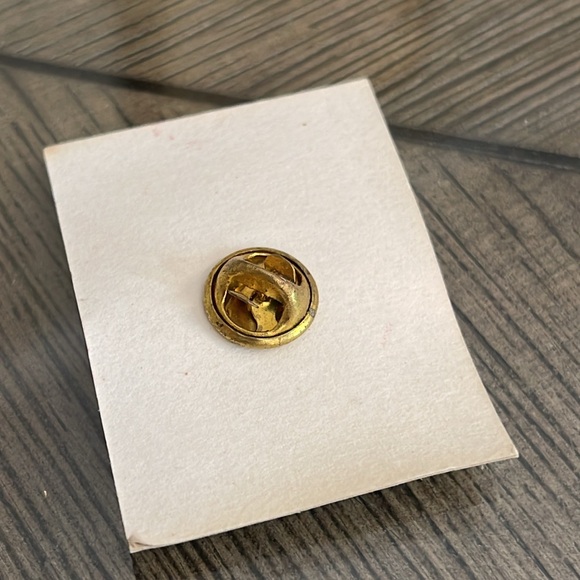 Vintage Gold-plated Foot Prints in the Sand Pin - Tie Tac - Lapel Pin - Picture 4 of 10